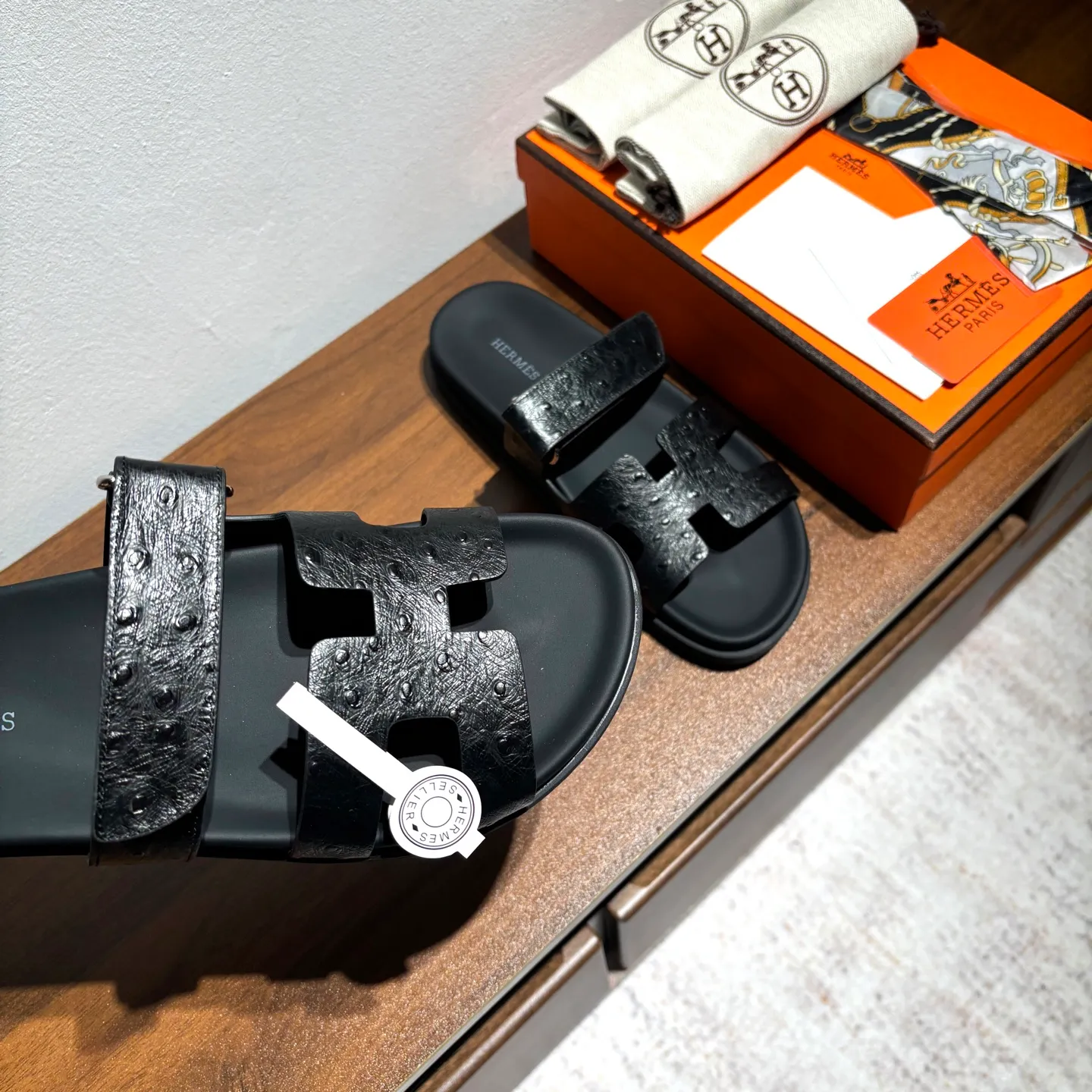 👟👟Ex-factory price 520👟👟 Men's size +10 Brand💗: HERMES Number💗: H8018-210199 Color💗: Ostrich pattern new color system Size 💗: 35 to 40 38-45 Upper material: imported calfskin Outsole material: Tpu anti-slip and wear-resistant outsole 🆕🆕🆕HERMES 2025 latest color matching, original purchased and dismantled, imported custom fabrics. All colors have been adjusted N times, striving to be zero different from the original! The top version for women 💰 Erjie's shoes that have become extremely popular recently - chypre sandals, which are comfortable for all ages and are cute and cute. Paired with various colored socks, it’s so trendy